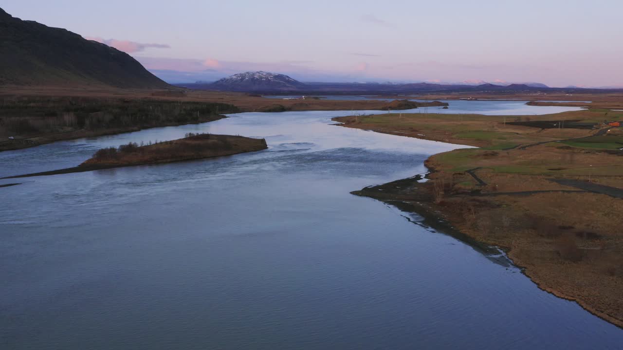 aguas tranquilas del río olfusa que corre a lo largo de campos islandeses cerca de selfoss, sur de islandia