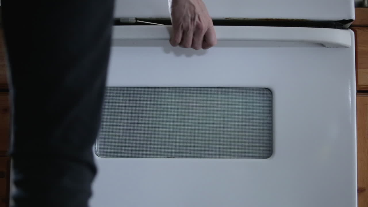 오븐에서 쟁반 꺼내기