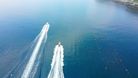 barcos de pesca que regresan a casa