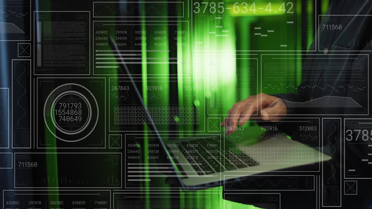 animación de procesamiento de datos a través de asiático hombre técnico de ti con portátil a través de servidores de computadora