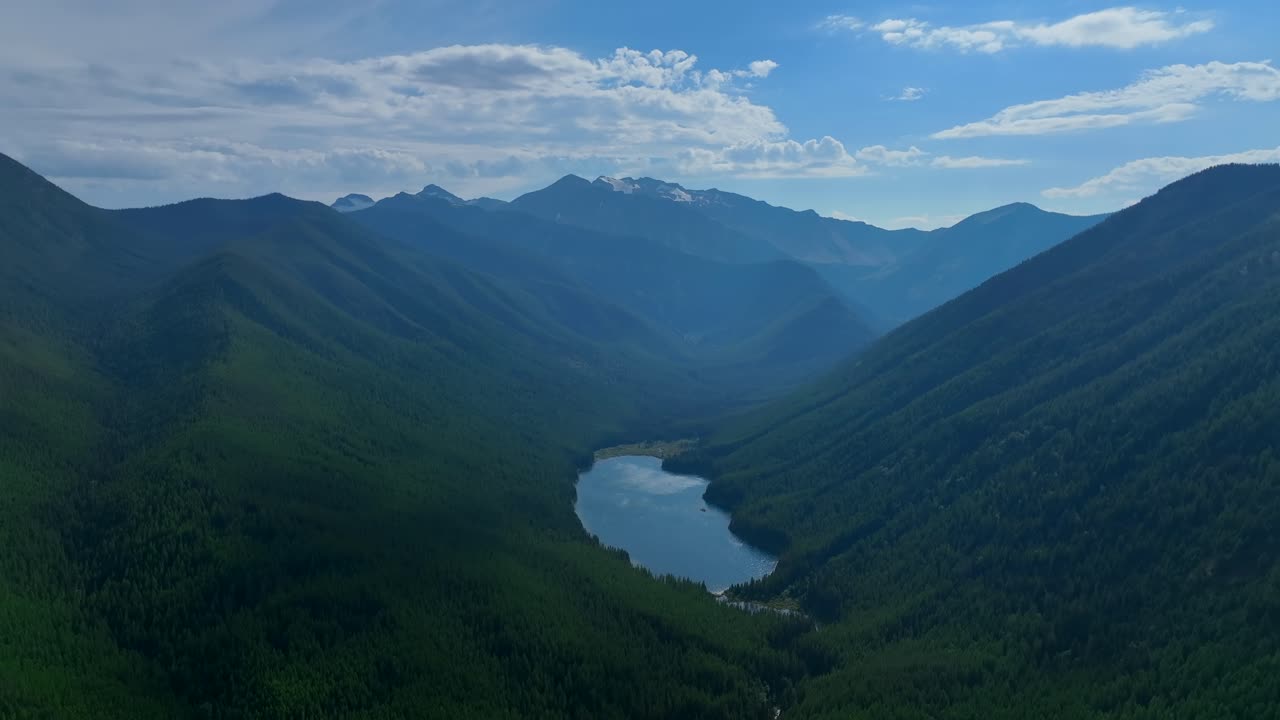 안개가 자욱한 산으로 둘러싸인 잔잔한 물