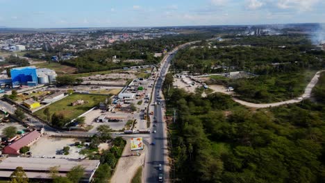 Volando-Sobre-La-Larga-Carretera-Principal-De-Namanga-En-Una-Hermosa-Vista-Del-Paisaje-Urbano