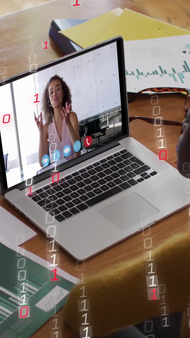 Animación de código binario sobre mujer afroamericana haciendo una videollamada en laptop en casa
