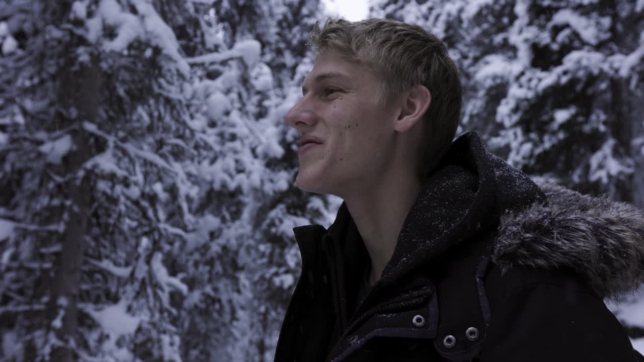 hombre caminando en un bosque, banff alberta, cámara lenta de 4k