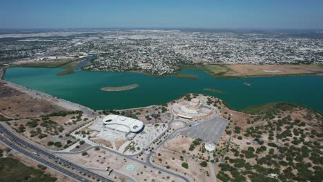 Vista-Aérea-De-La-Ciudad-De-Reynosa-En-México,-Con-Su-Parque-Cultural-Y-Centro-De-Convenciones