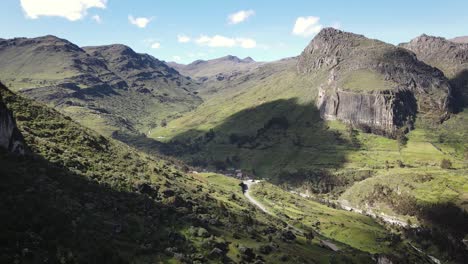 disparo de drones entre enormes montañas rocosas verdes en un valle ubicado en las tierras altas de perú