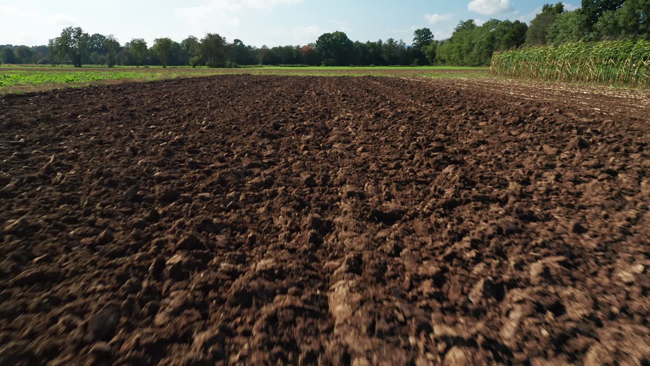 El campo arado listo para la siembra