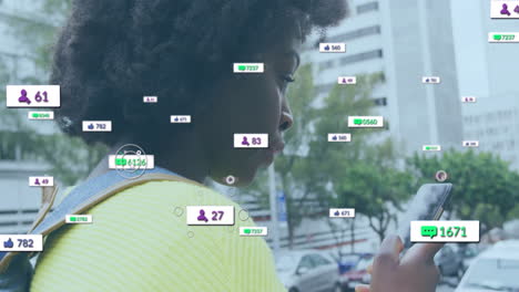 Animación-De-Notificaciones-De-Los-Medios-Sobre-Una-Mujer-Afroamericana-Usando-Un-Teléfono-Inteligente-En-La-Calle-De-La-Ciudad