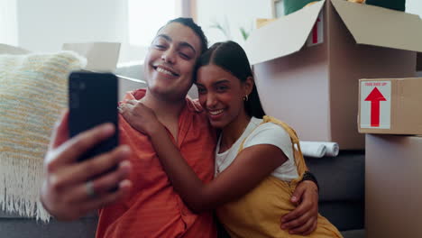 Selfie-De-Pareja-En-Casa-Nueva-Con-Cajas