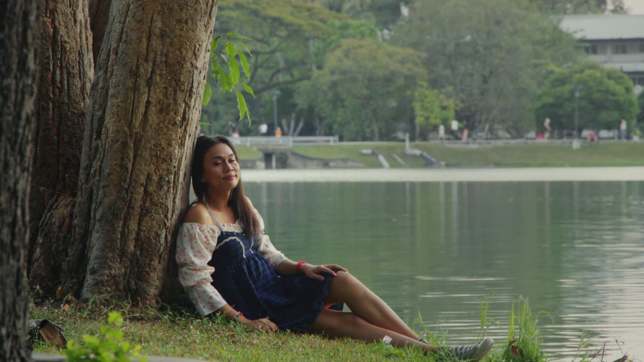 호수 에서 휴식을 취하는 여자
