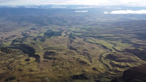 Epic-aerial-view-of-Venezuela's-green-Gran-Sabana-from-a-distance