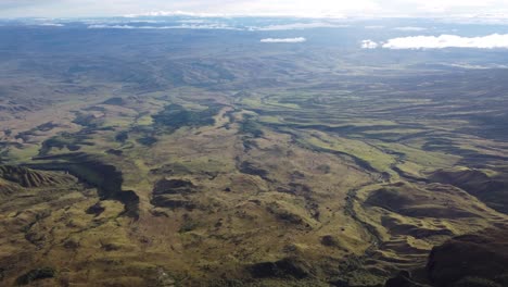 Vista-Aérea-épica-De-La-Gran-Sabana-Verde-De-Venezuela-Desde-La-Distancia