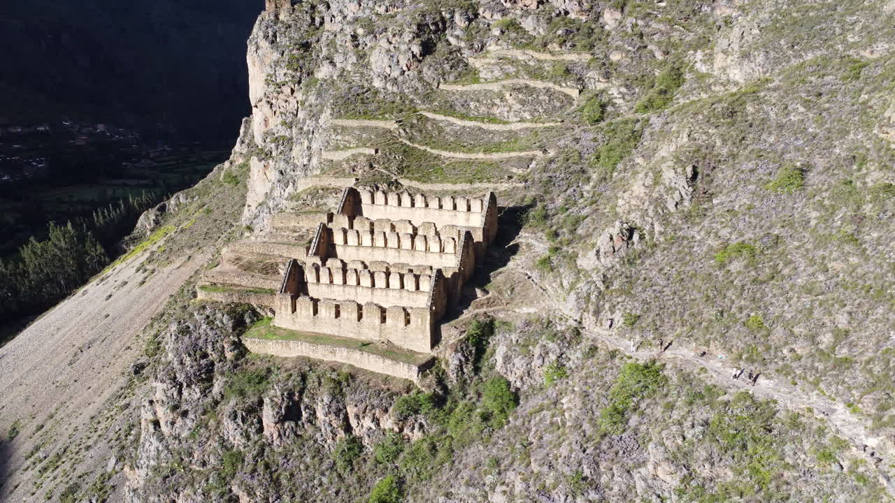 la órbita aérea establece el sitio histórico de la ciudad de ollantaytambo cortado en la ladera de la colina en perú