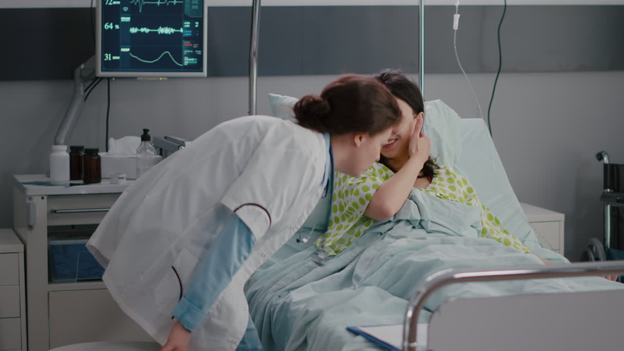 cirujano médico que supervisa a una mujer enferma hospitalizada durante la cita de cardiología