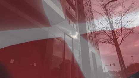 Animation-Der-Flagge-Dänemarks-über-Einem-Modernen-Hochhaus-In-Der-Straße