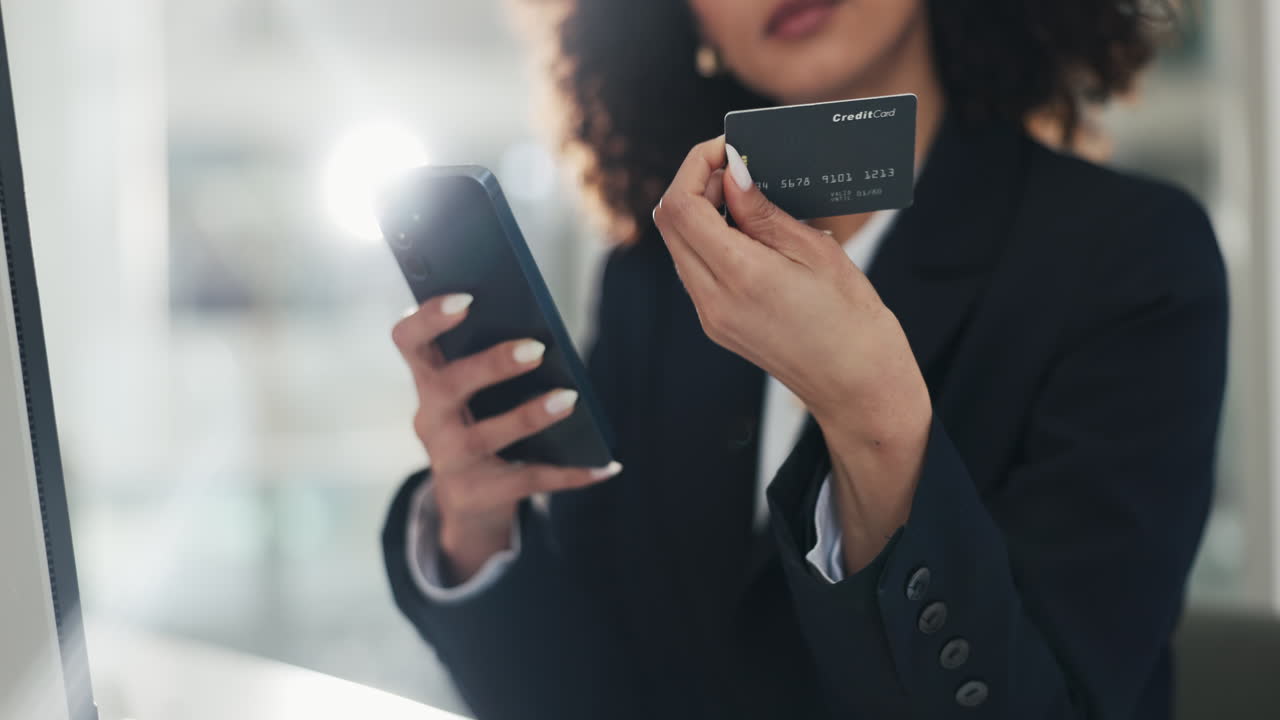mujer que utiliza un teléfono inteligente y una tarjeta de crédito para comprar en línea