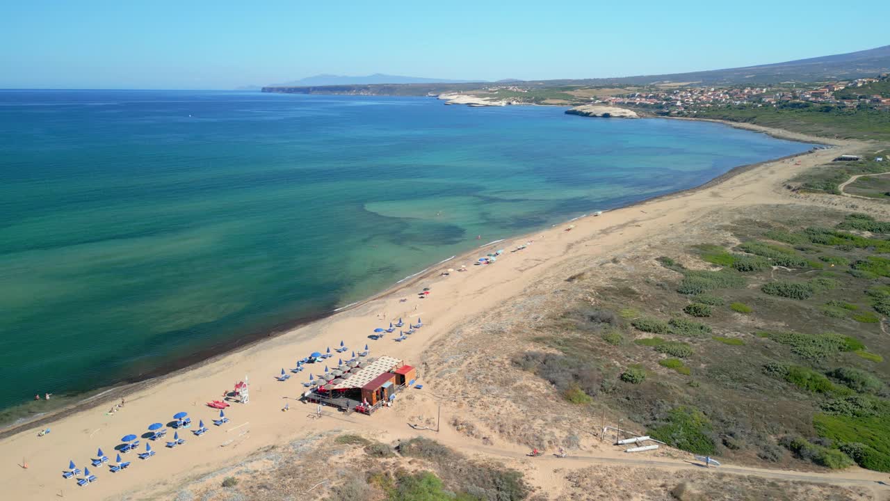 pequeño bar en una playa virgen en cerdeña, italia.