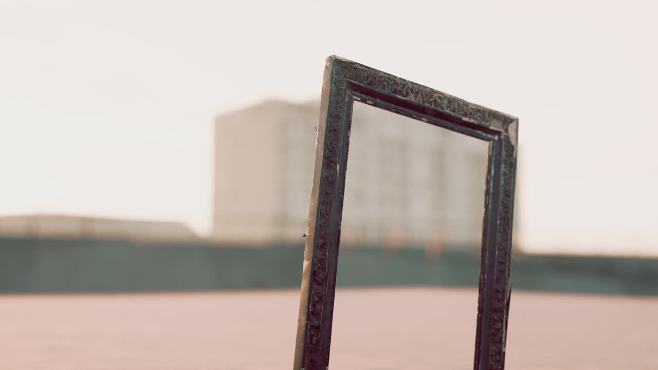 marco de cuadros de madera vacío en la arena de la playa