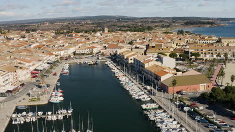 Flug-über-Den-Hafen-Von-Mèze-Entlang-Des-Basin-De-Thau,-Sonniger-Tag,-Segelboote,-Frankreich