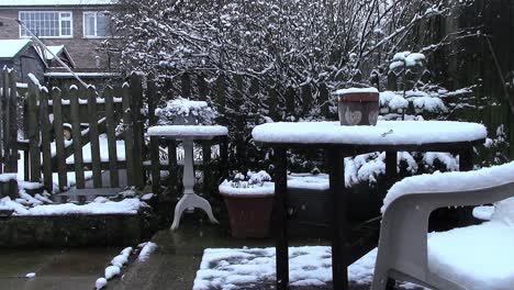 Una-Cubierta-De-Nieve-Fuera-De-Temporada-Después-De-Una-Fuerte-Tormenta-De-Nieve-Que-Cubre-Una-Franja-De-Inglaterra-Durante-Una-Fuerte-Tormenta-De-Nieve