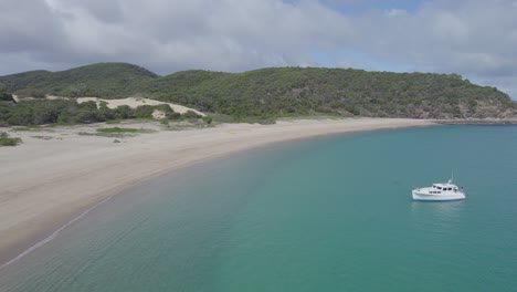 Paisaje-Escénico-De-La-Bahía-De-Butterfish-En-Great-Keppel-Island,-Queensland,-Australia---Yate-En-El-Océano-Turquesa-En-Verano---Toma-Aérea