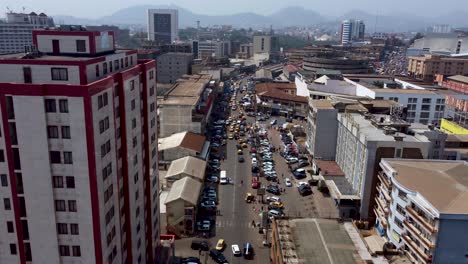 Drohnenflug-Aus-Der-Luft-über-Die-Straßen-Der-Stadt-Yaoundé-In-Kamerun,-Afrika