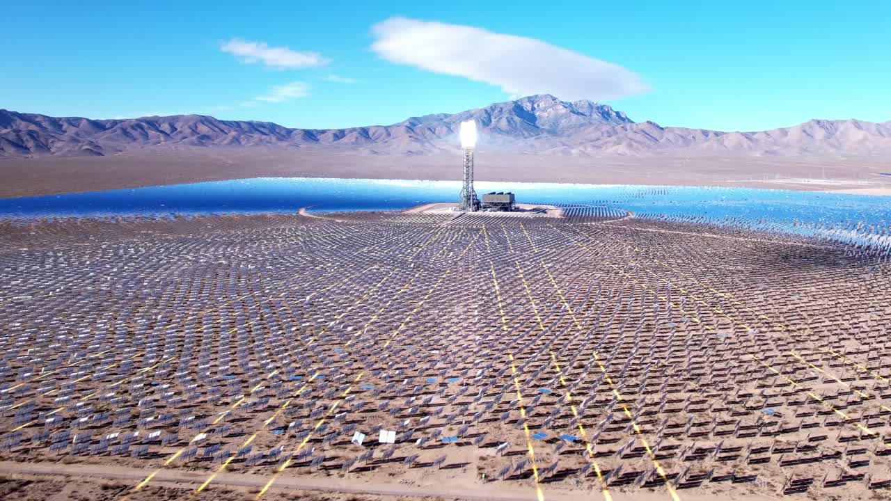 los espejos solares reflejan los rayos de luz solar en un punto concentrado en un receptor
