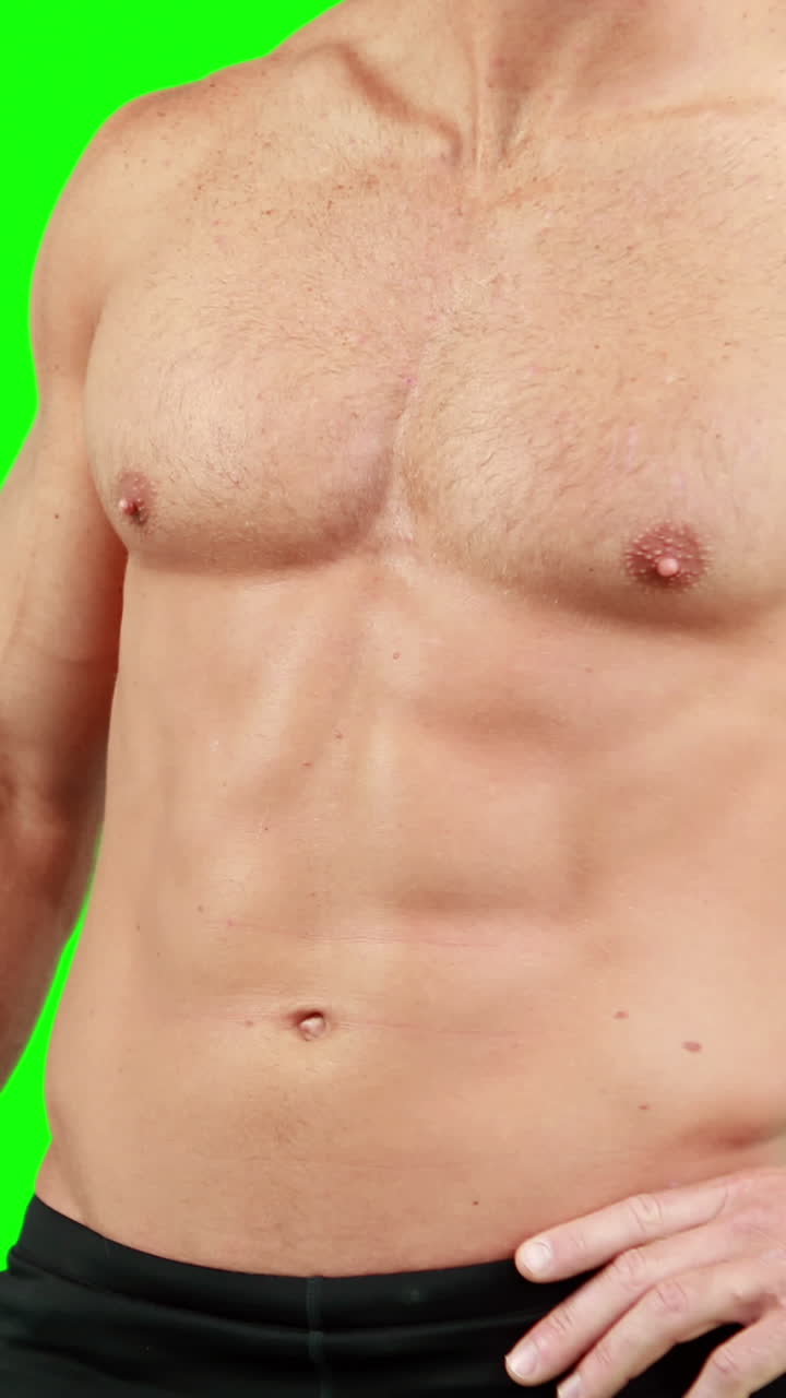 hombre musculoso posando para la cámara