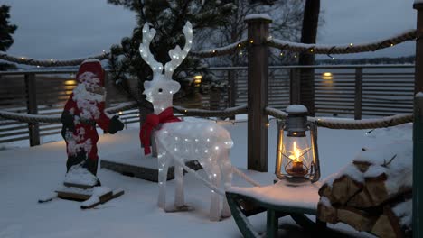 Decoración-Navideña-Al-Aire-Libre,-Un-Ciervo-Y-Un-Santa-Claus