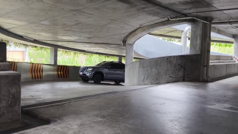 camioneta gris en un garaje de estacionamiento subterráneo