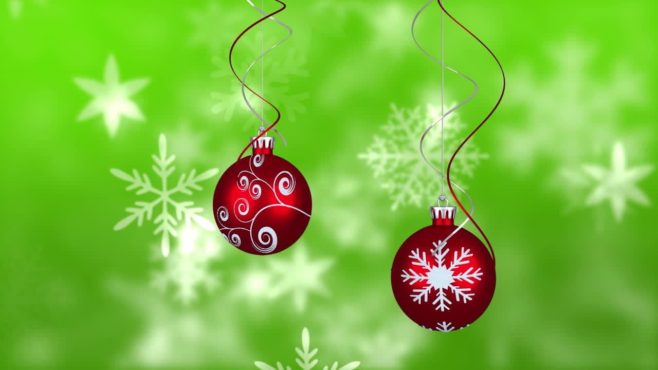 animación de nieve cayendo sobre las bolas de navidad