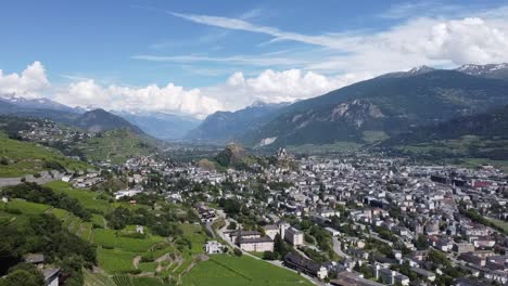 vista desde un dron de la hermosa ciudad de sion en las montañas del sur de suiza, hermoso clima soleado con algunas nubes en el cielo
