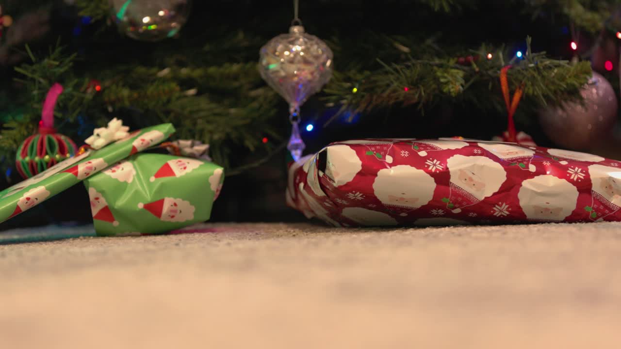 크리스마스 트리 에 인 선물 들 의 낮은 각도 촬영