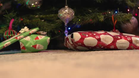 disparo de bajo ángulo de algunos regalos envueltos sentados bajo un árbol de navidad