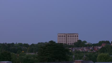 timelapse de amanecer y anochecer que dura 1 minuto en un gran edificio de oficinas en una zona suburbana de inglaterra