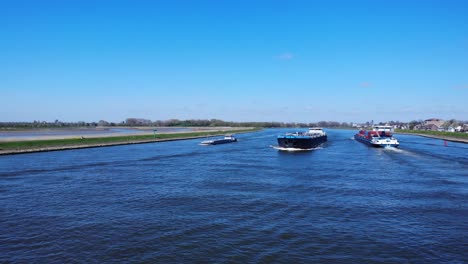 los buques de transporte se encuentran en el río noord cargados con mercancías cerca de hendrik-ido-ambacht, países bajos