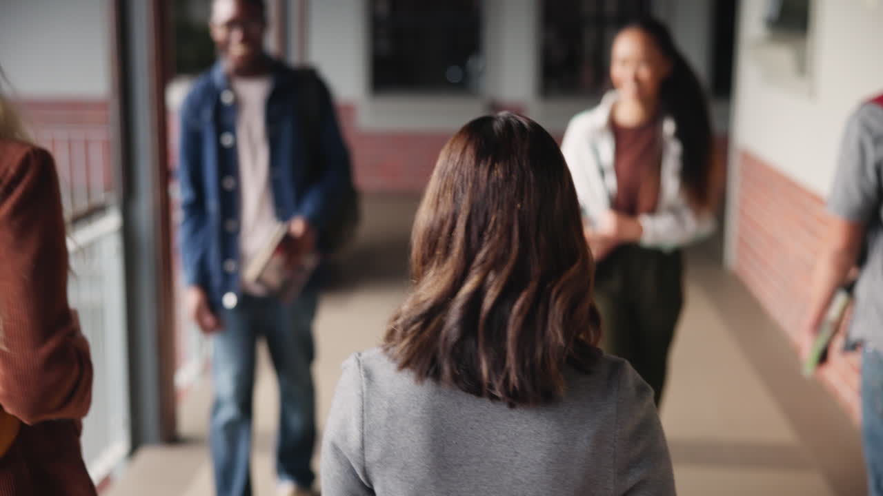 학교 복도 에서 고 있는 학생 들
