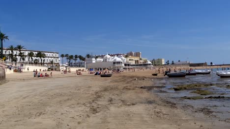 paseo marítimo de la ciudad española de cádiz