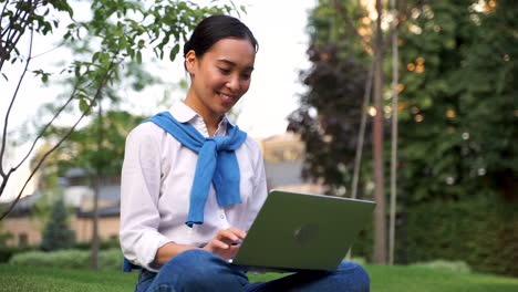 Mujer-Alegre-Que-Usa-Su-Computadora-Portátil-Al-Aire-Libre