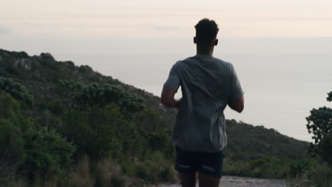 un hombre fuera de una carrera en un sendero de montaña