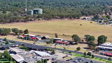 Antena-Sobre-El-Club-De-Esquí-Acuático-De-Mulwala-Hasta-Un-Paddock-Seco-Y-Tanques-De-Agua-En-La-Distancia