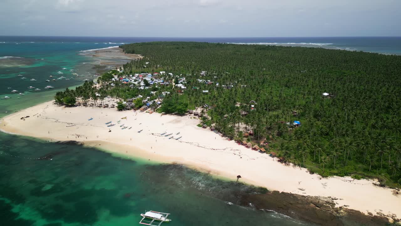 vista aérea de la costa de la playa de arena blanca de la isla de siargao, filipinas