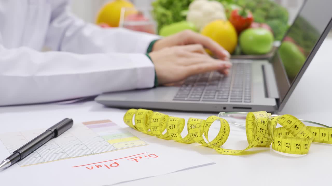 verduras y frutas en la mesa para una dieta saludable.