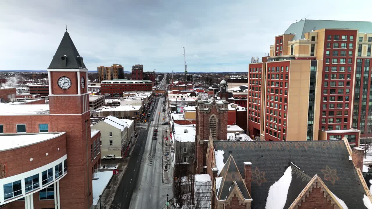 Klokkentoren van het stadhuis van Brampton, Downtown Brampton, Ontario, Canada, overdag, vanuit de lucht, drone-panoramashot