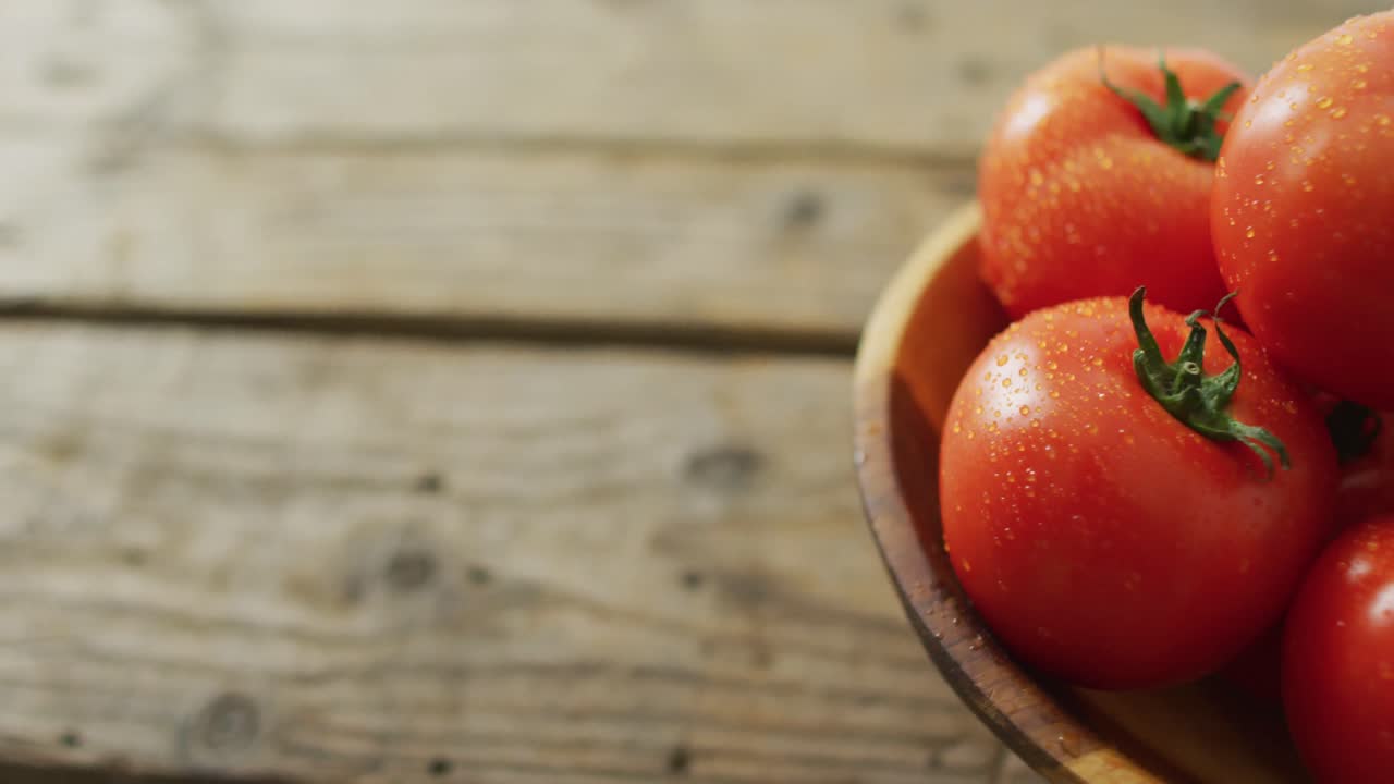 나무 배경 위에 복사 공간과 함께 그 ⁇ 에 신선한 토마토의 비디오