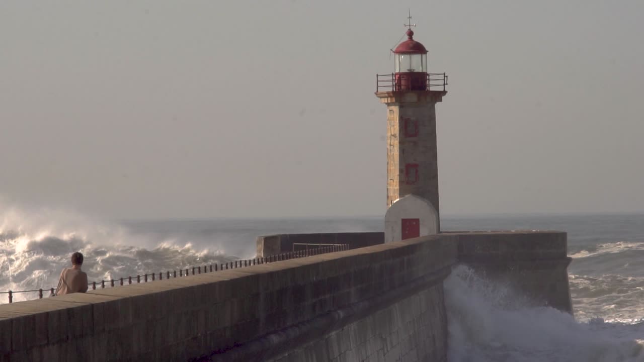 grandes olas del océano chocan contra el faro.