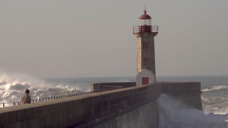 Las-Grandes-Olas-Del-Océano-Chocan-Contra-El-Faro