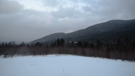 Winde-Peitschen-Schnee-Entlang-Der-Berge-Mit-Kleinen-Schneezyklonen