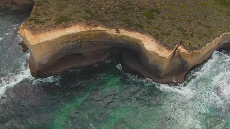 acantilado alto aéreo de 4k en tiro cenital de drones de agua turquesa