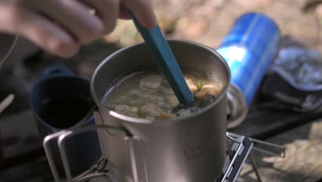 Cocinar-Sopa-Instantánea-En-La-Naturaleza,-Al-Aire-Libre,-Acampar